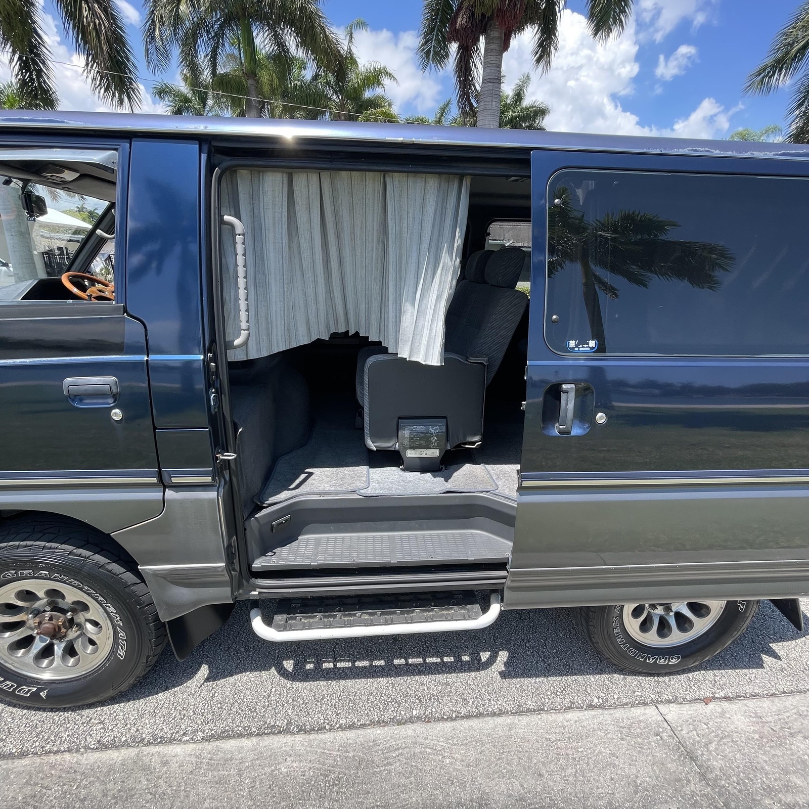 Mitsubishi-Delica-1995-Minivan-18
