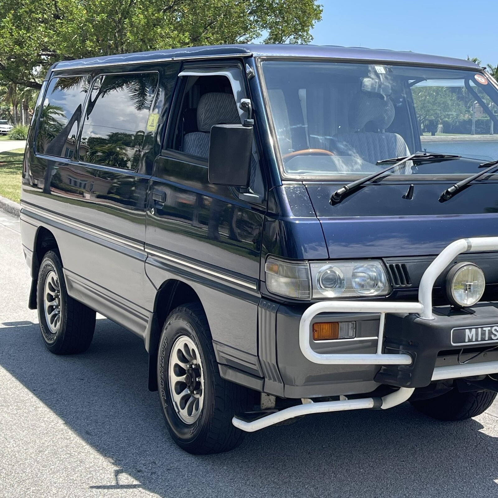 Mitsubishi-Delica-1995-Minivan-2