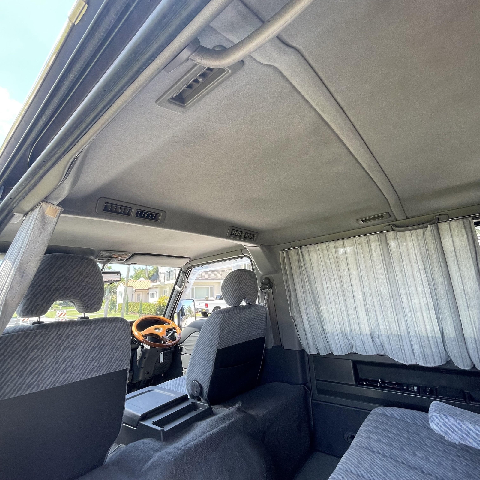 Mitsubishi-Delica-1995-Minivan-23