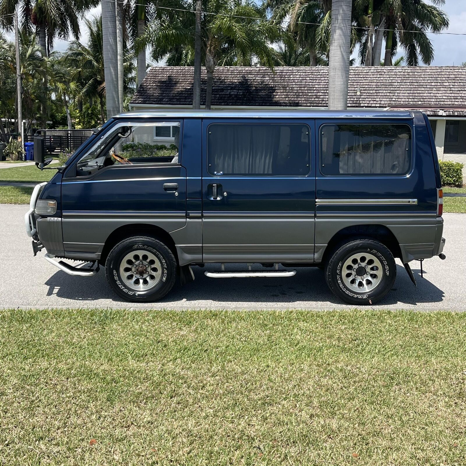 Mitsubishi-Delica-1995-Minivan-6