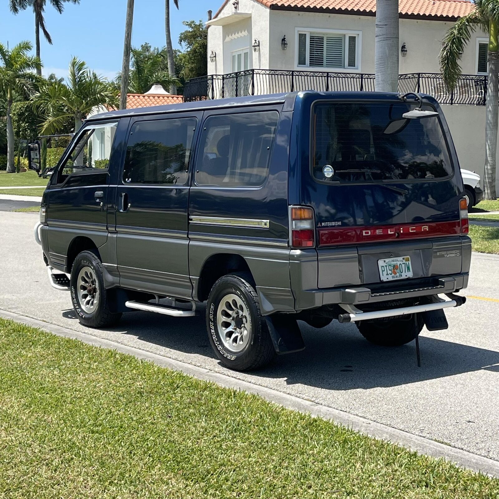 Mitsubishi-Delica-1995-Minivan-7