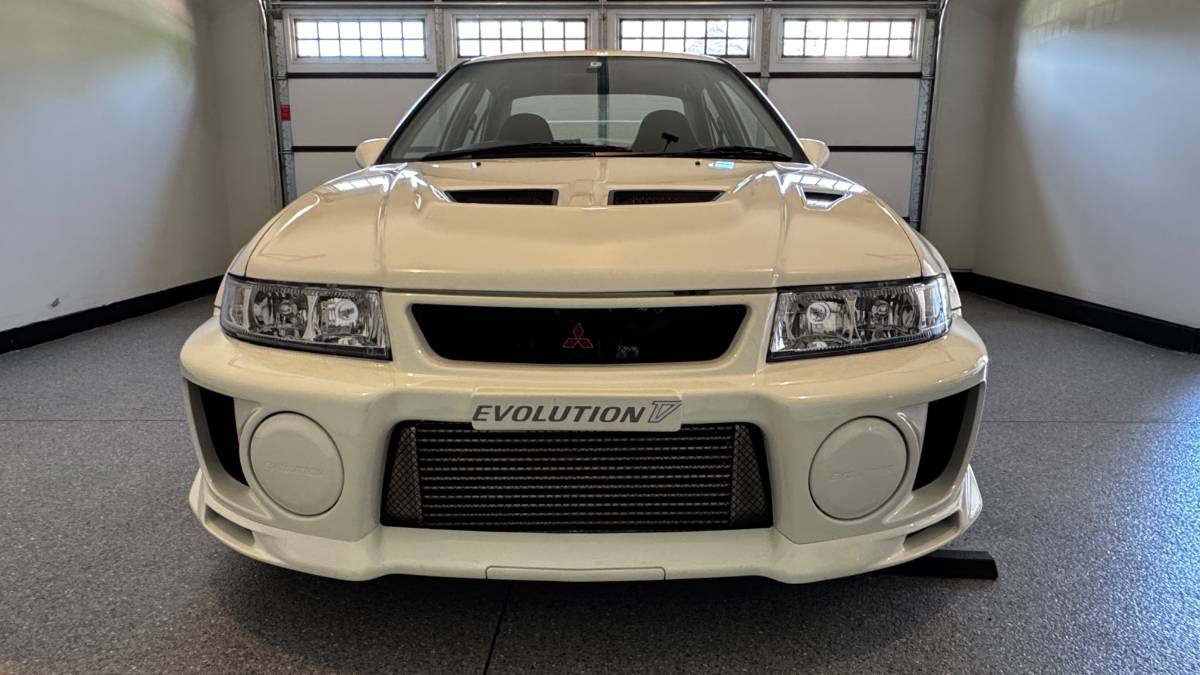 Mitsubishi-Lancer-evolution-v-1991-white-1