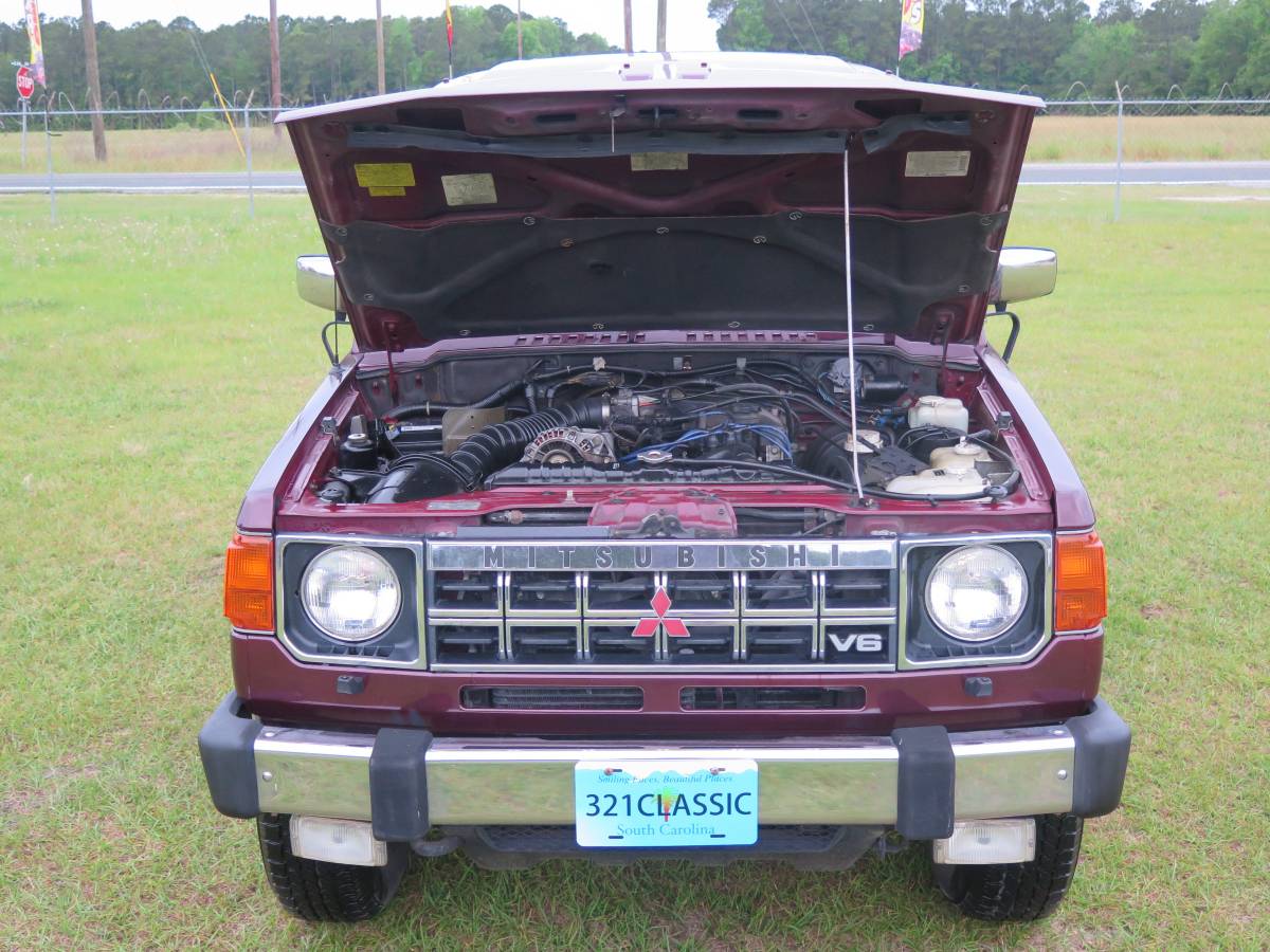 Mitsubishi-Montero-1991-red-22