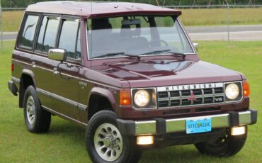 Mitsubishi-Montero-1991-red