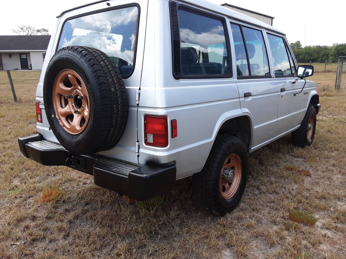 Mitsubishi-Montero-4x4-1990-silver-1