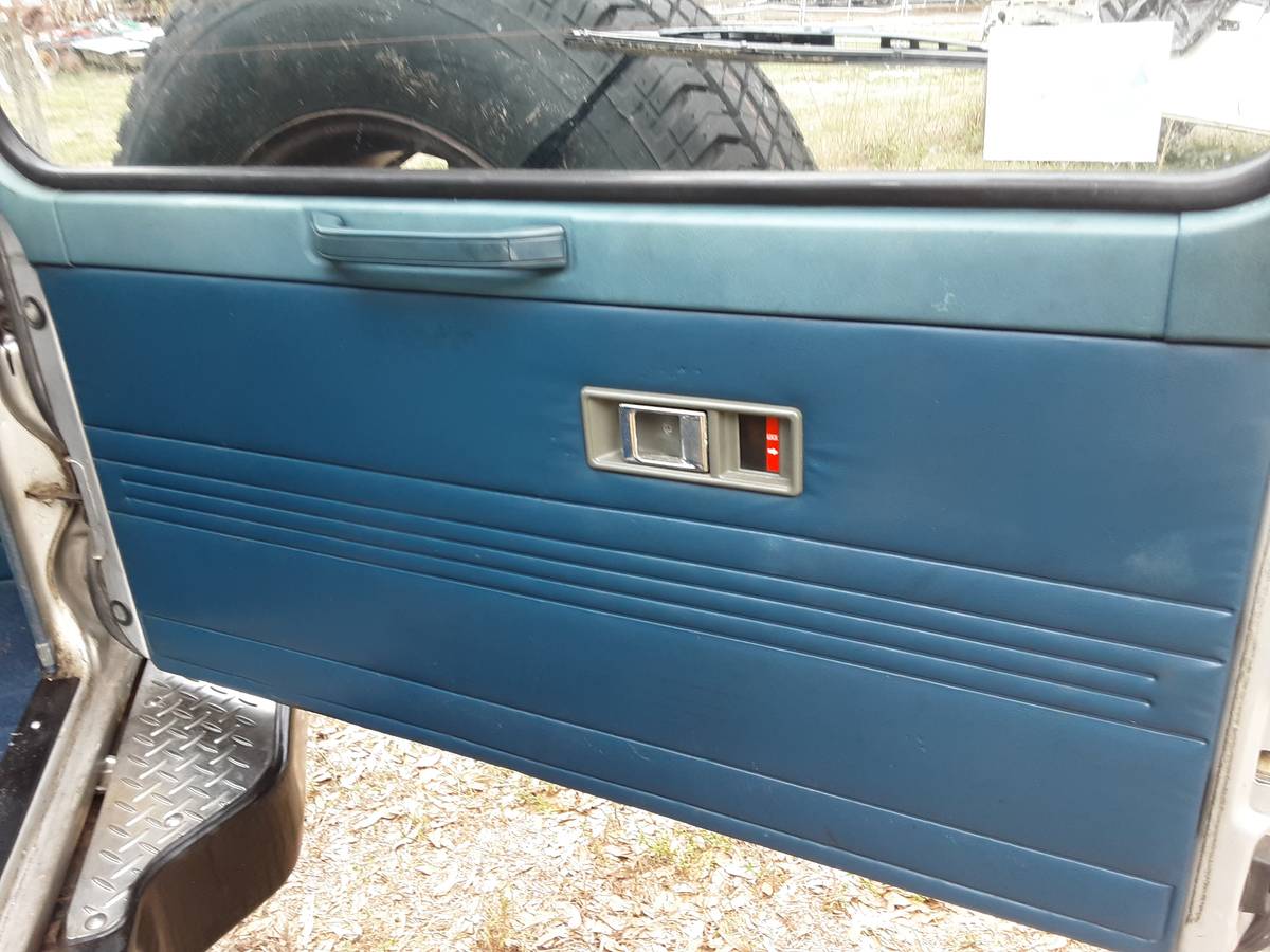 Mitsubishi-Montero-4x4-1990-silver-10