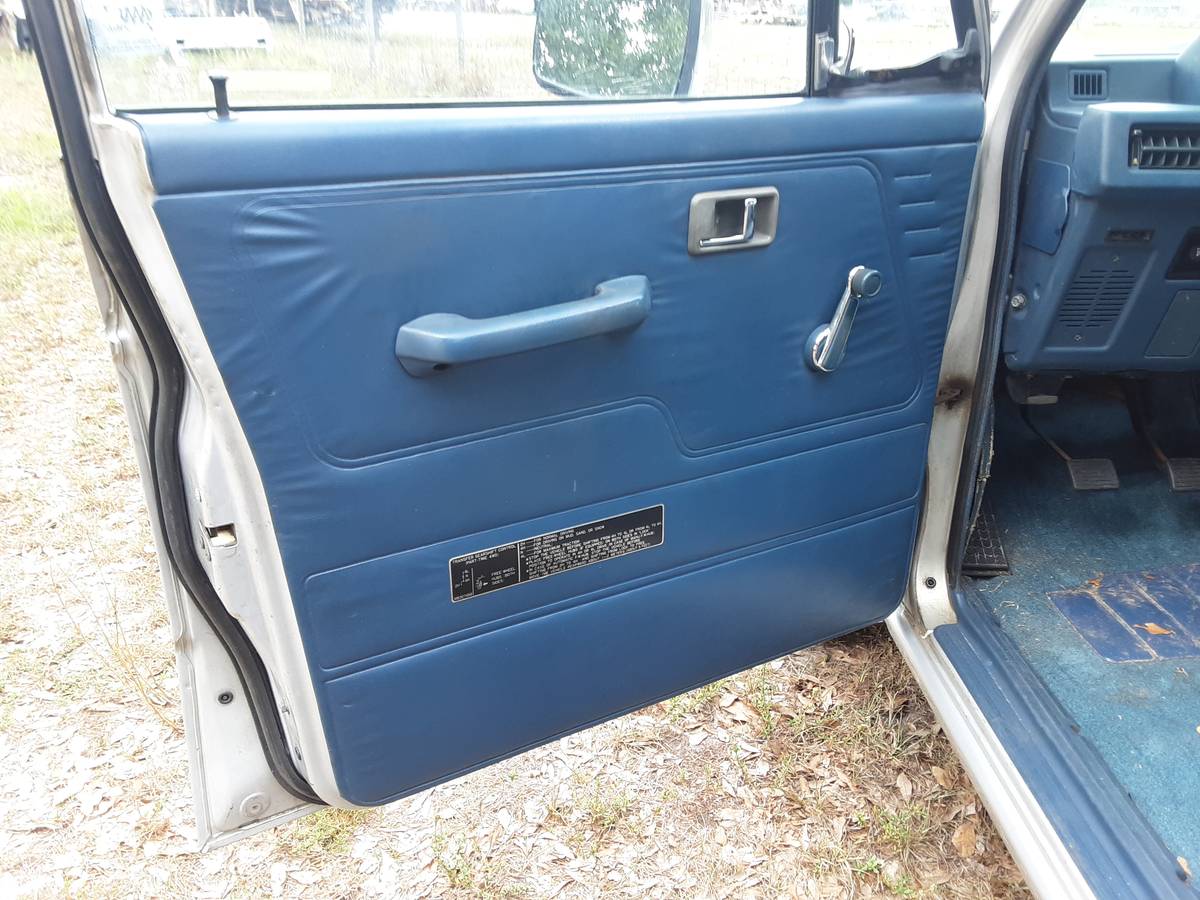 Mitsubishi-Montero-4x4-1990-silver-12
