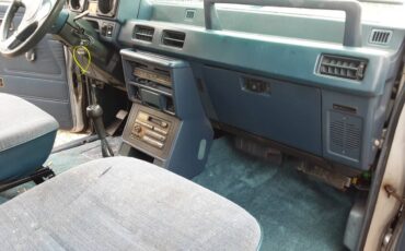 Mitsubishi-Montero-4x4-1990-silver-13