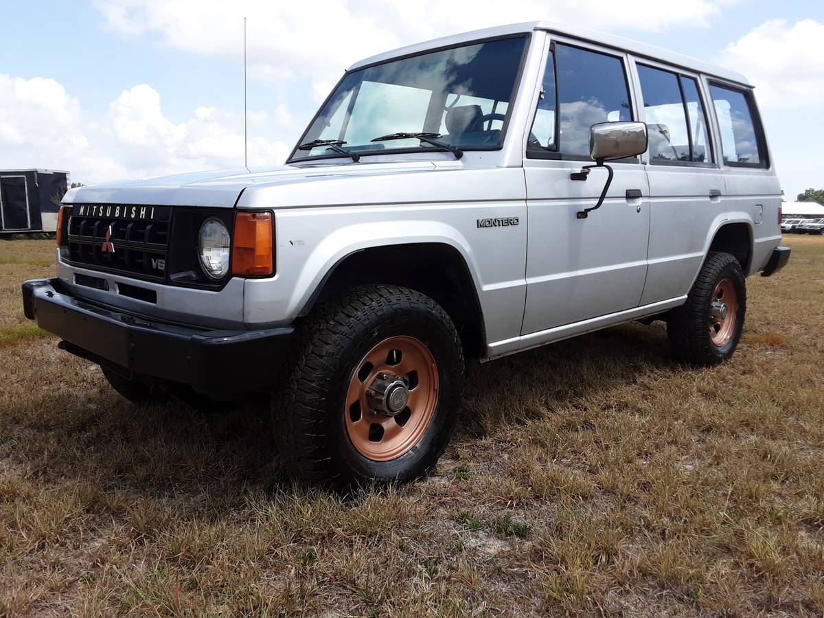 Mitsubishi-Montero-4x4-1990-silver-15
