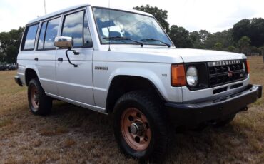 Mitsubishi-Montero-4x4-1990-silver-16