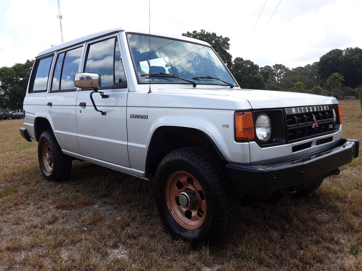 Mitsubishi-Montero-4x4-1990-silver-16
