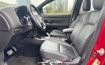 Mitsubishi-Outlander-hybrid-2022-red-16
