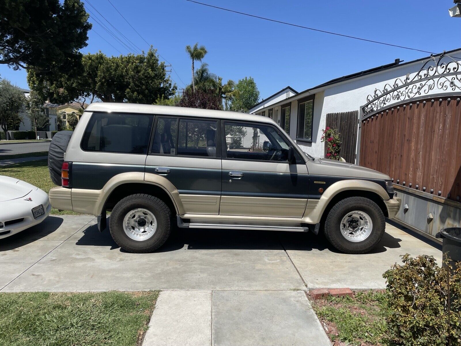 Mitsubishi-Pajero-1992