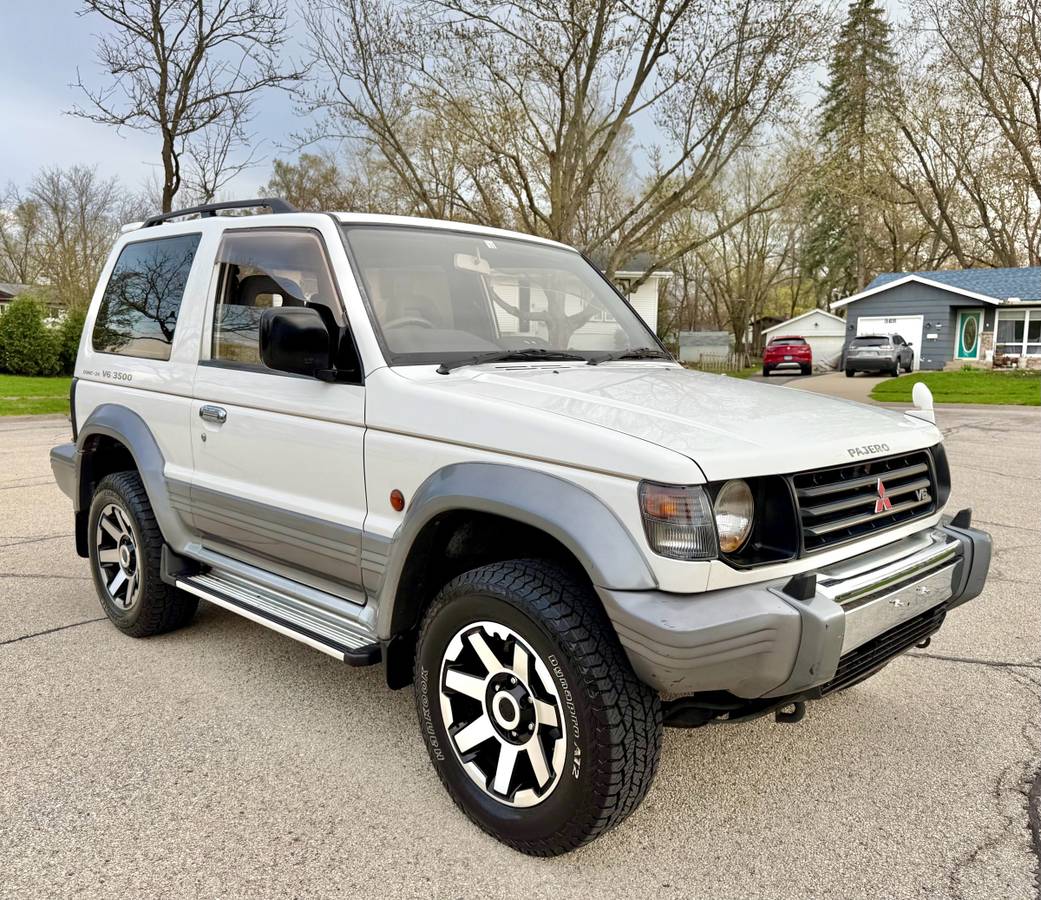 Mitsubishi-Pajero-1994-white-1