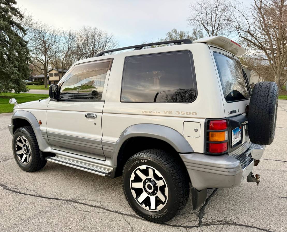 Mitsubishi-Pajero-1994-white-10