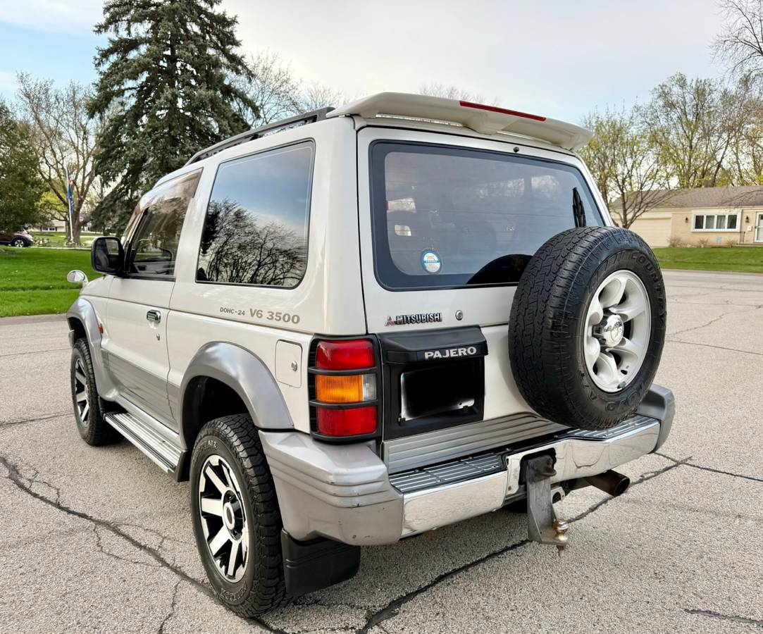 Mitsubishi-Pajero-1994-white-11