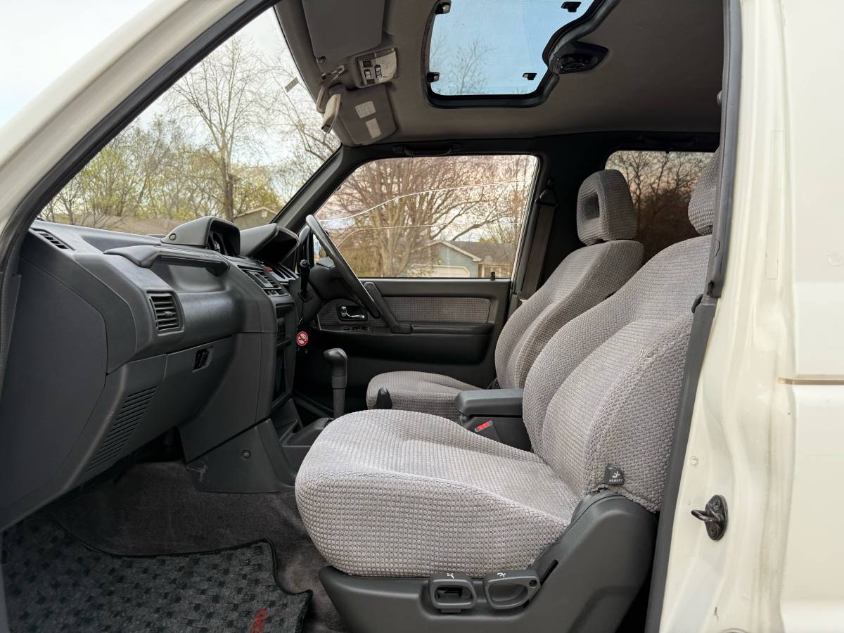 Mitsubishi-Pajero-1994-white-12