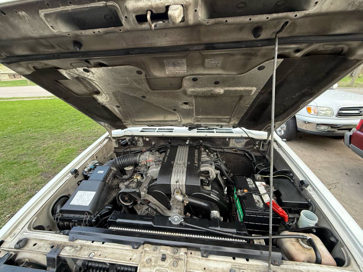Mitsubishi-Pajero-1994-white-16