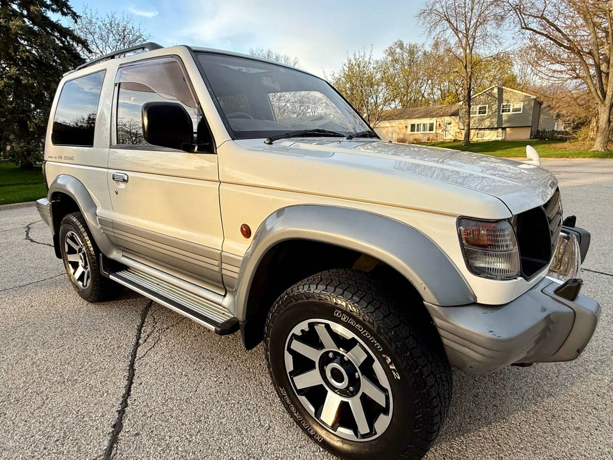 Mitsubishi-Pajero-1994-white-17
