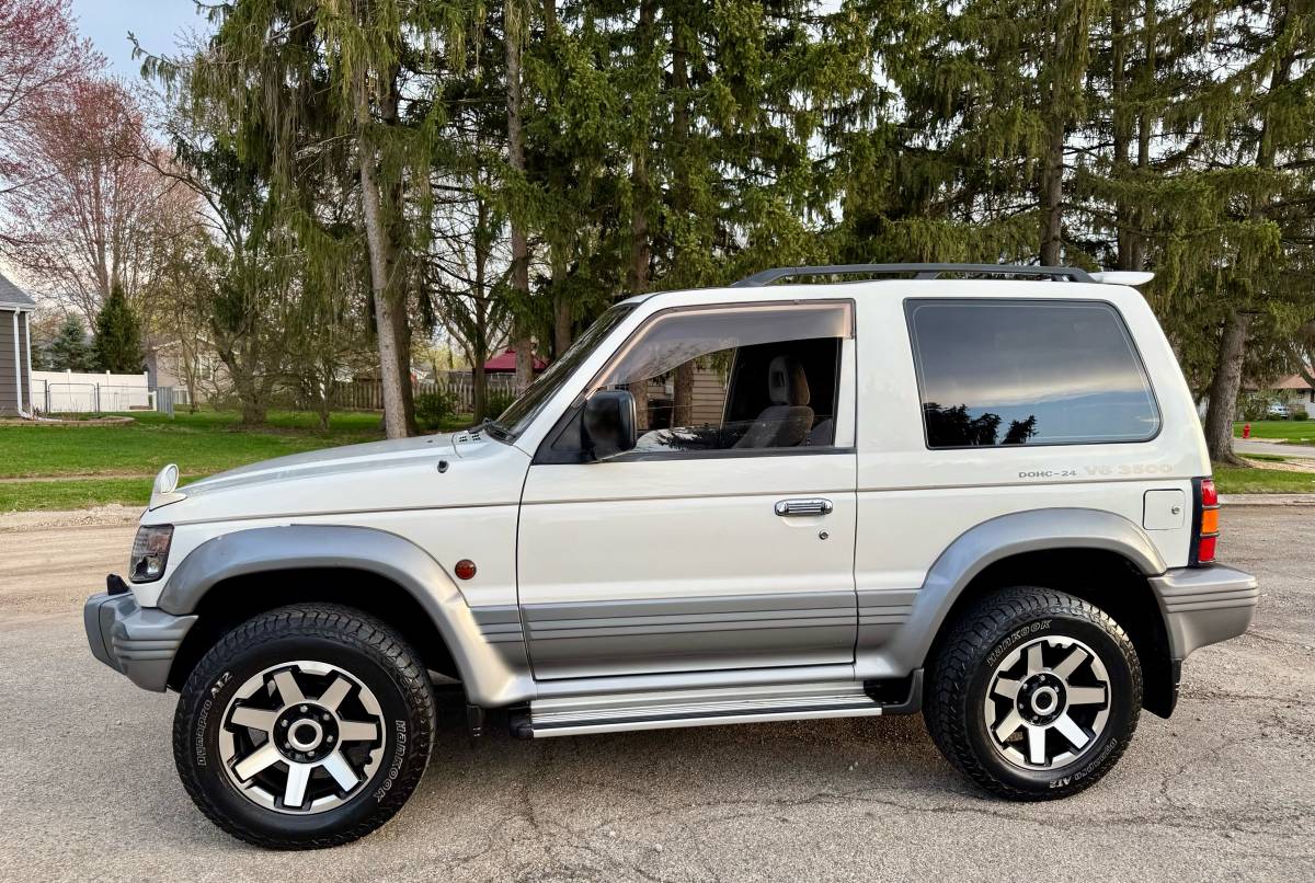 Mitsubishi-Pajero-1994-white-18
