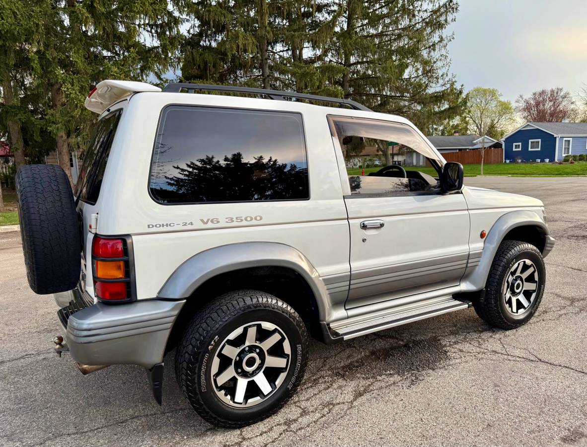 Mitsubishi-Pajero-1994-white-19