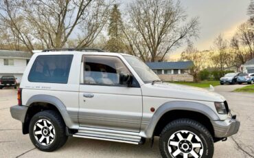 Mitsubishi-Pajero-1994-white-2