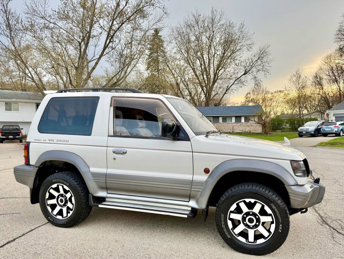 Mitsubishi-Pajero-1994-white-2