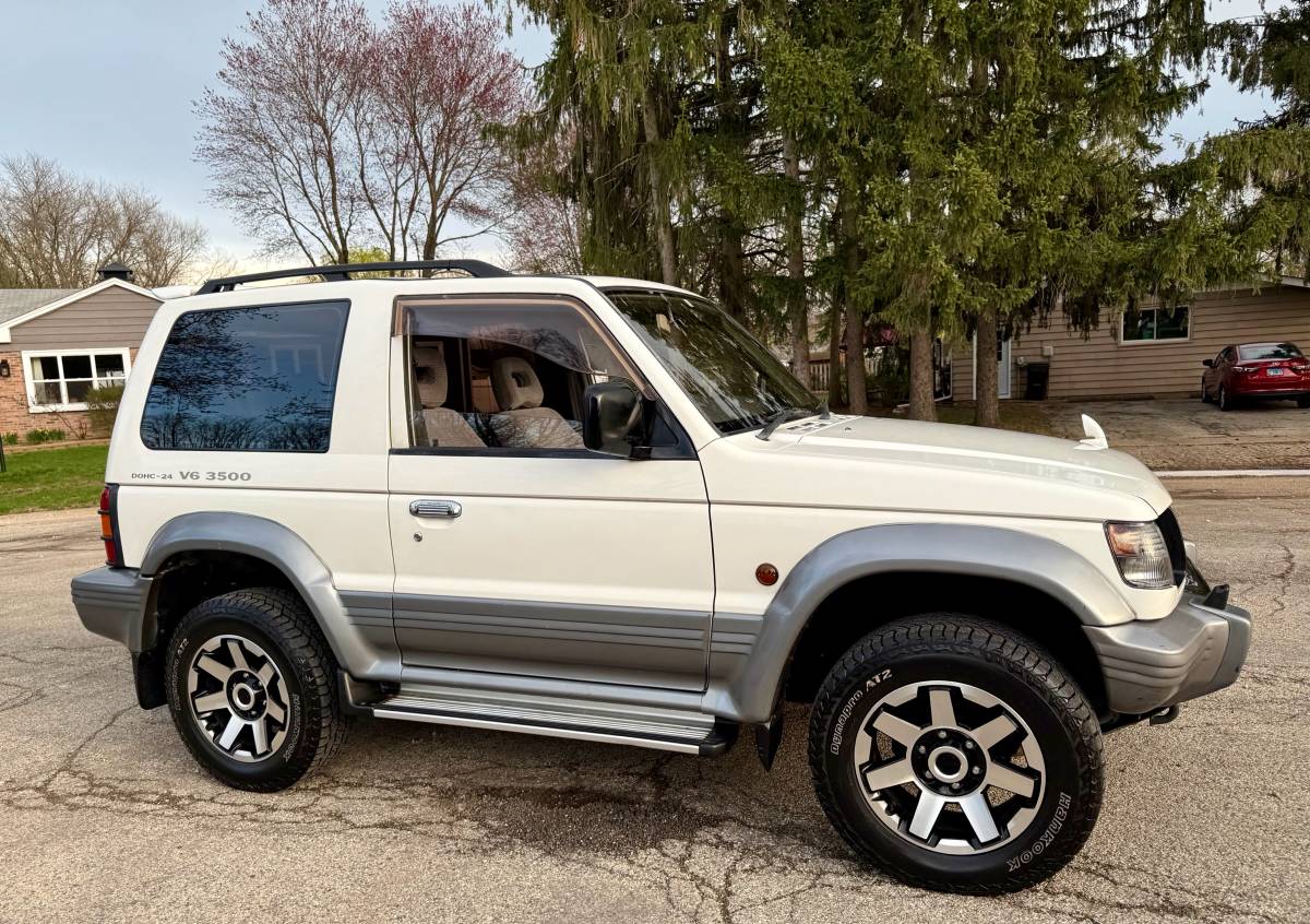 Mitsubishi-Pajero-1994-white-20