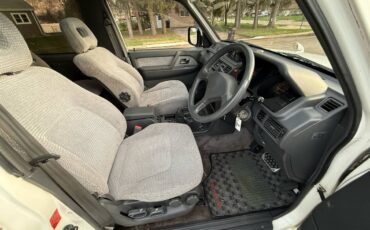 Mitsubishi-Pajero-1994-white-21
