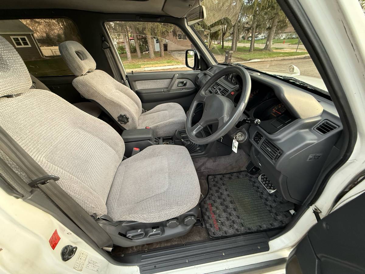 Mitsubishi-Pajero-1994-white-21