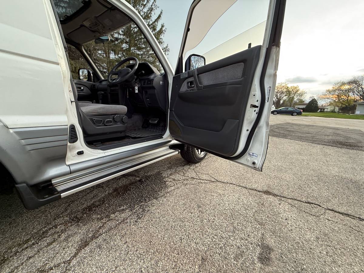 Mitsubishi-Pajero-1994-white-22