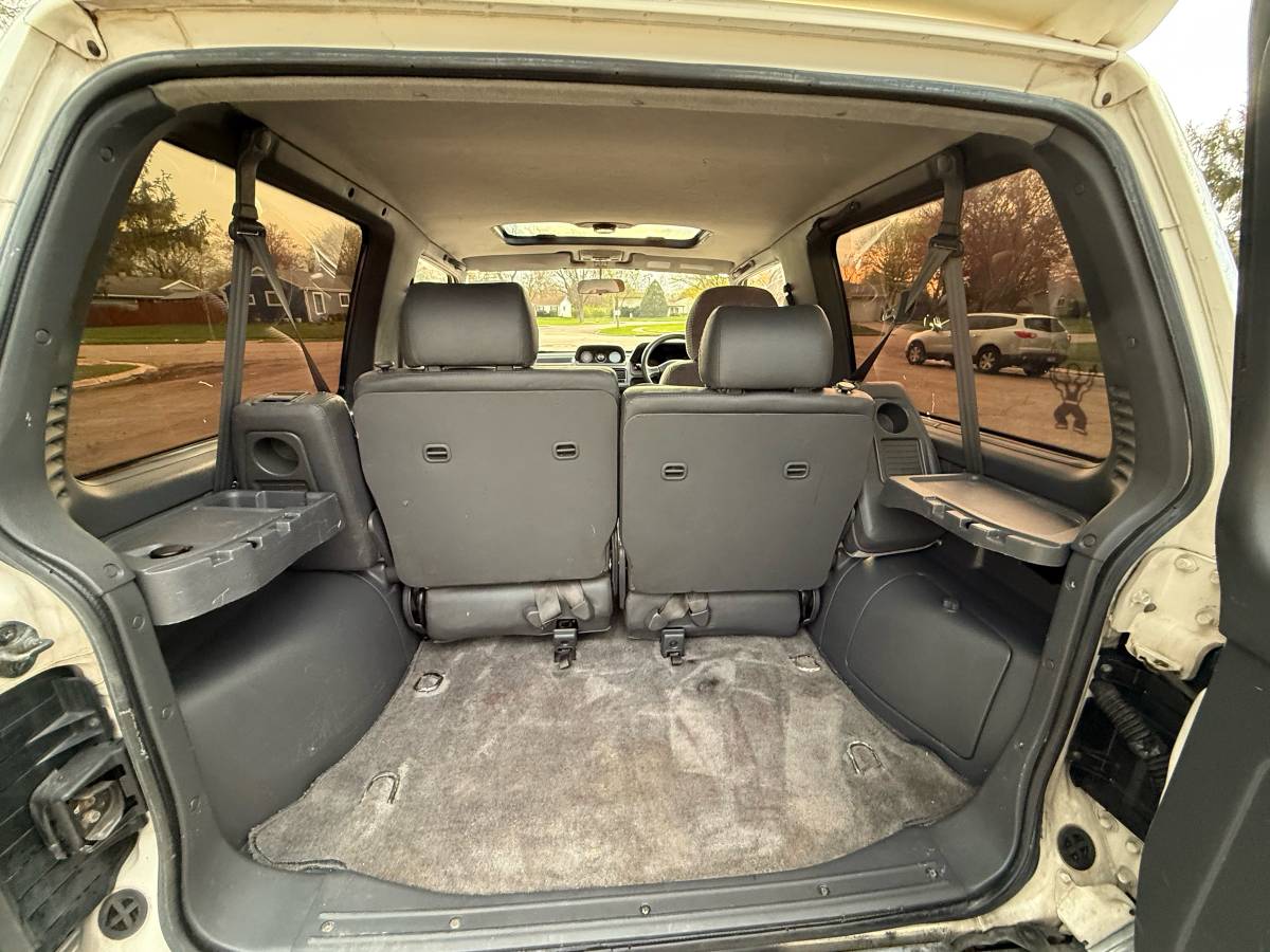 Mitsubishi-Pajero-1994-white-23