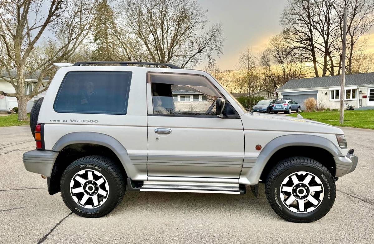 Mitsubishi-Pajero-1994-white-3