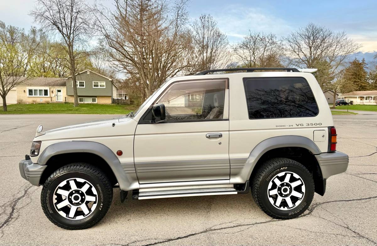 Mitsubishi-Pajero-1994-white-8