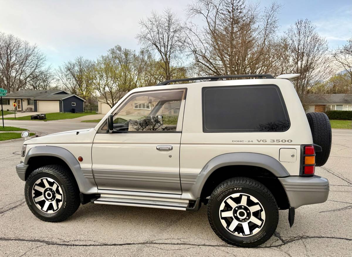 Mitsubishi-Pajero-1994-white-9