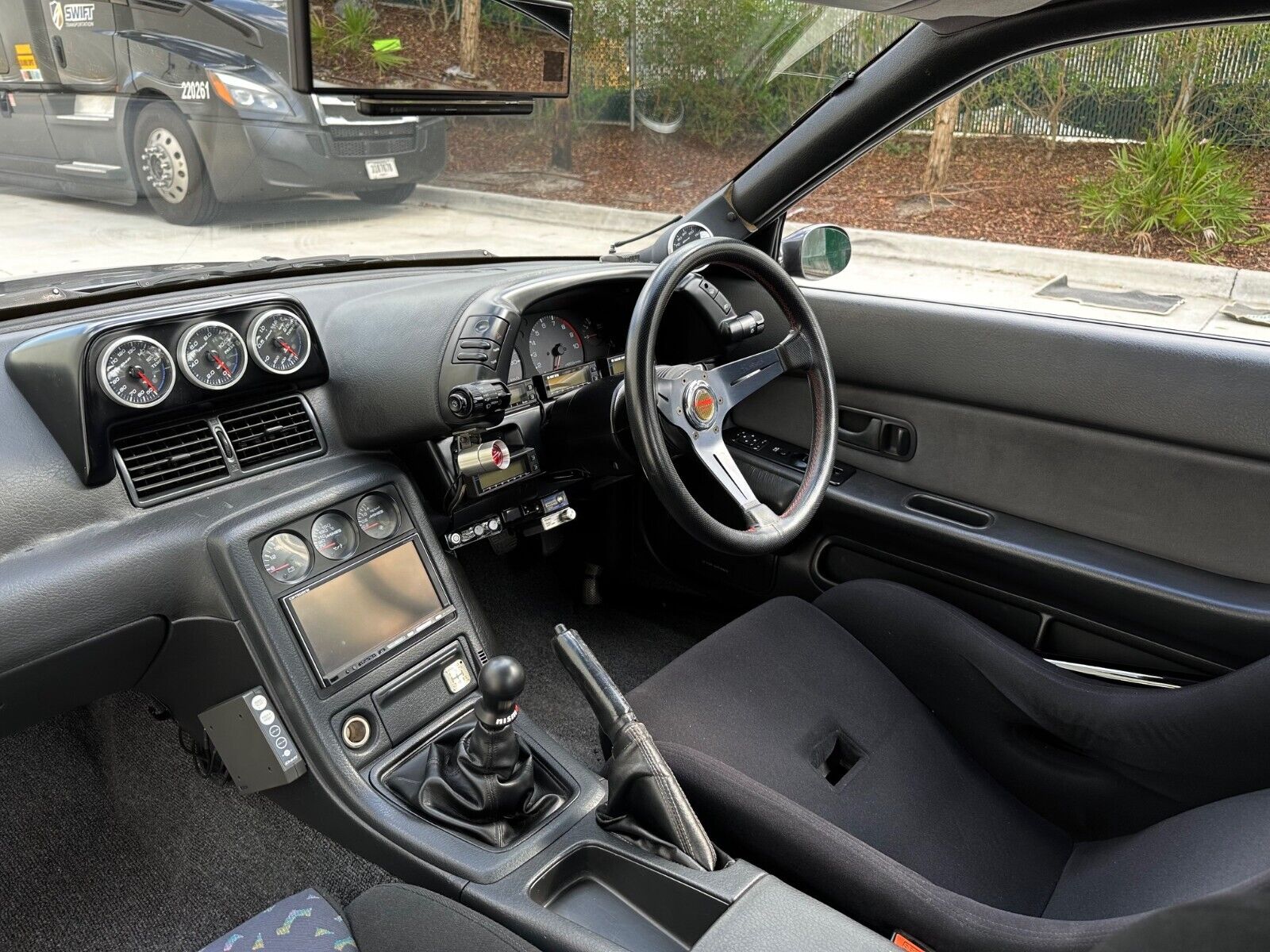 Nissan-GT-R-1994-17