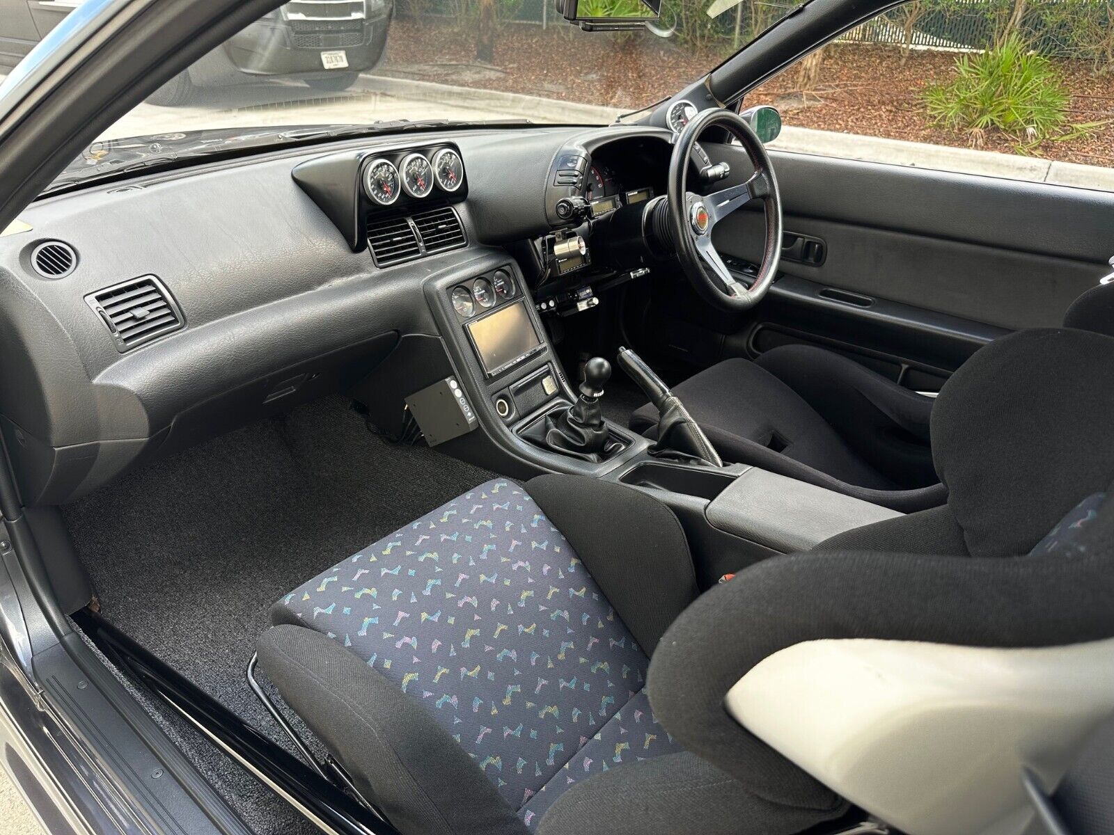 Nissan-GT-R-1994-18