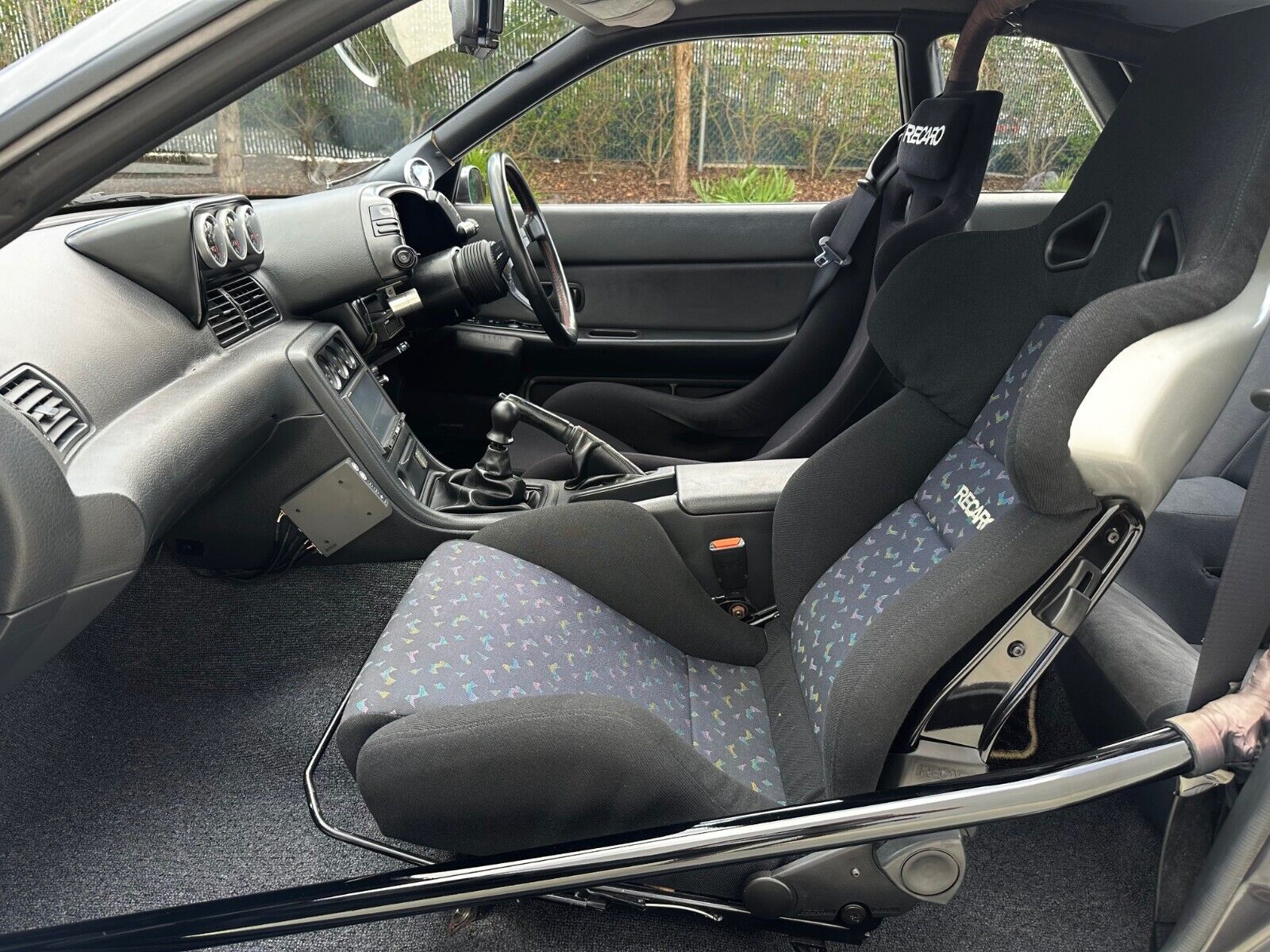 Nissan-GT-R-1994-19