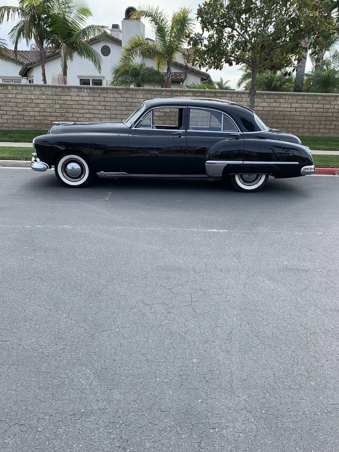 Oldsmobile-88-futuramic-4-door-sedan-deluxe-1949-black-1
