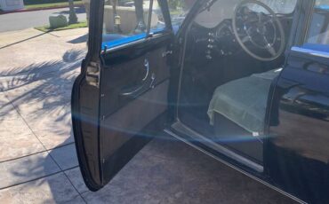 Oldsmobile-88-futuramic-4-door-sedan-deluxe-1949-black-5