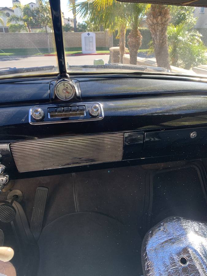 Oldsmobile-88-futuramic-4-door-sedan-deluxe-1949-black-9