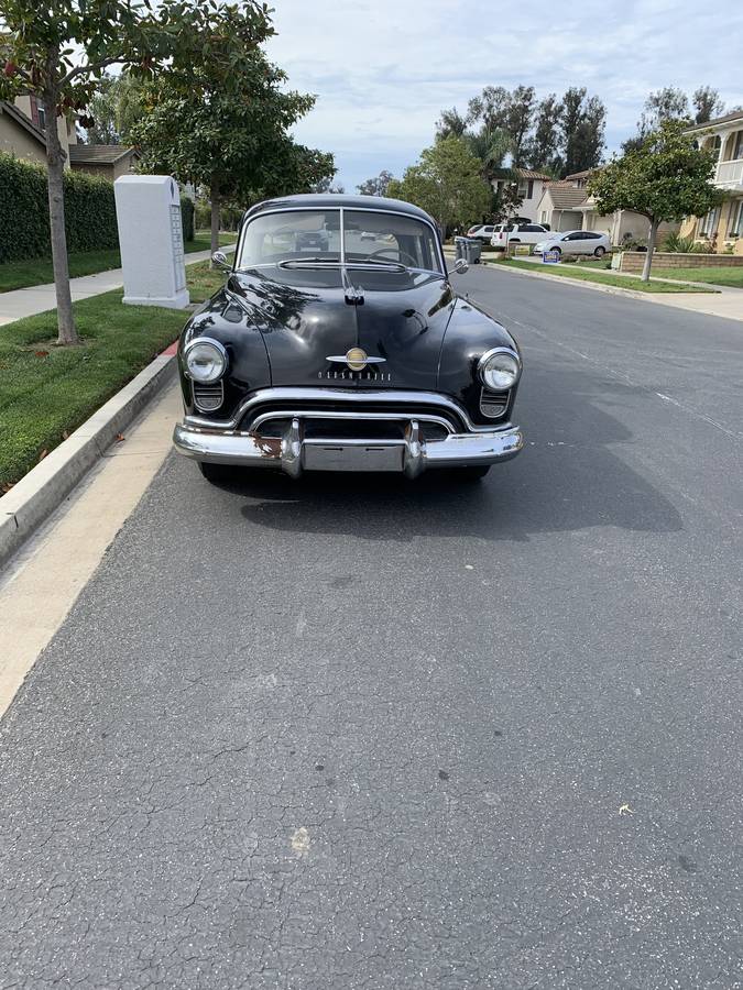 Oldsmobile-88-futuramic-4-door-sedan-deluxe-1949-black