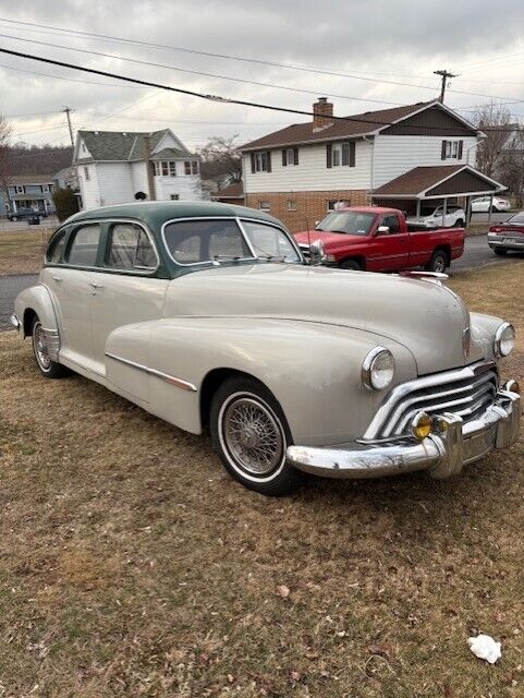 Oldsmobile-Custom-Cruiser-1947-Sedan-1