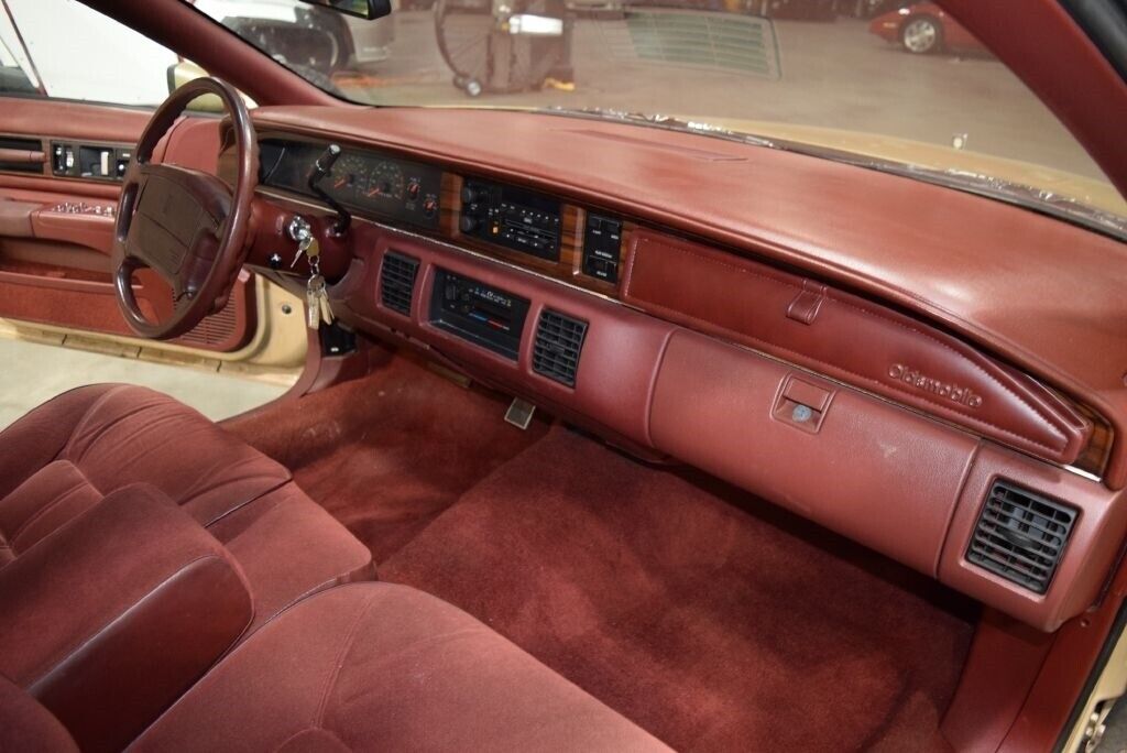 Oldsmobile-Custom-Cruiser-1991-Wagon-23
