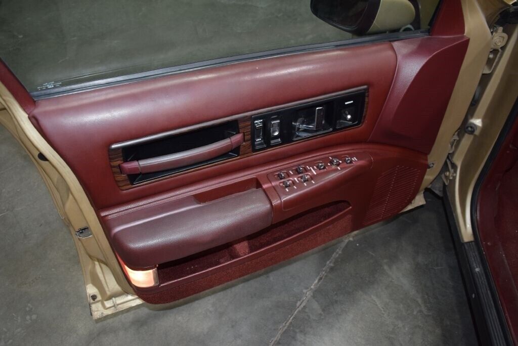 Oldsmobile-Custom-Cruiser-1991-Wagon-25