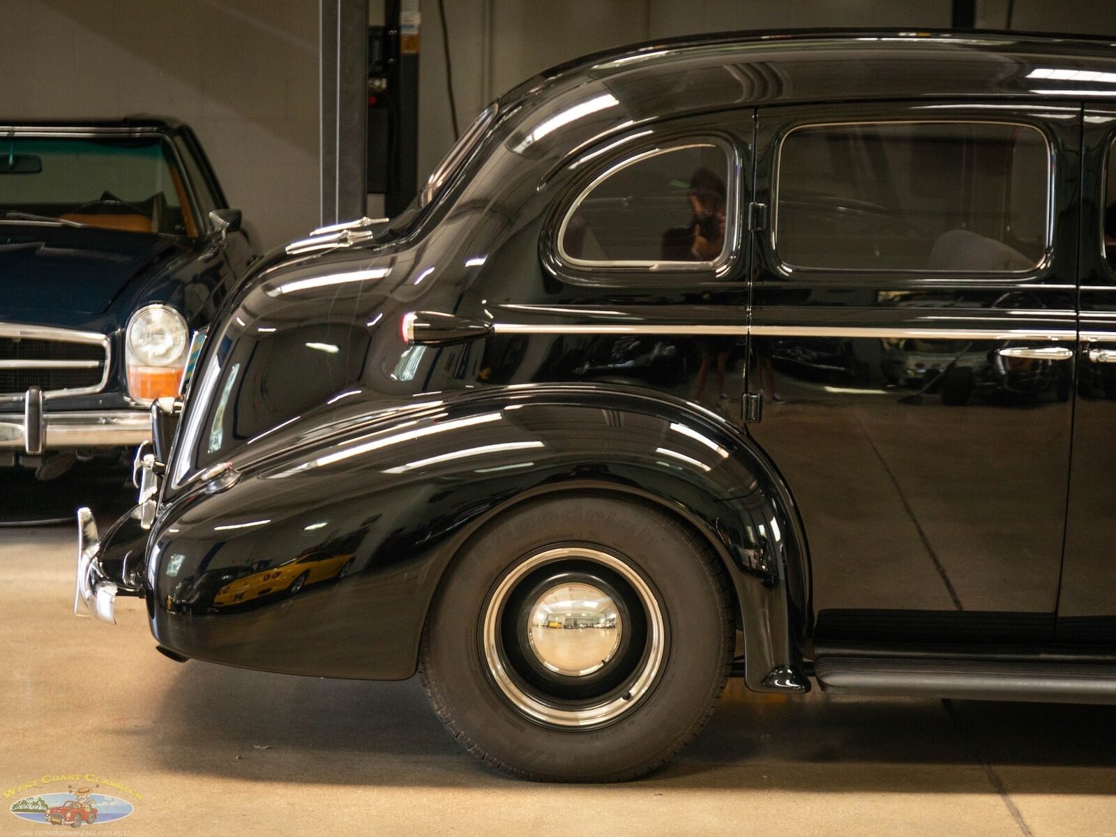 Oldsmobile-Custom-LS3-V8-Model-F38-Touring-1938-4-Door-Sedan-1