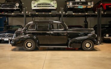 Oldsmobile-Custom-LS3-V8-Model-F38-Touring-1938-4-Door-Sedan-2