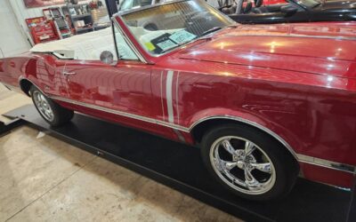 Oldsmobile Cutlass  1966 red