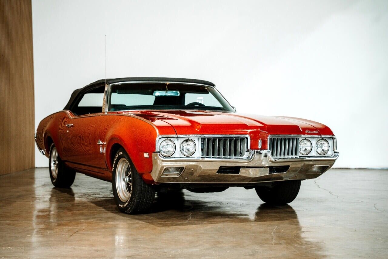 Oldsmobile-Cutlass-1969-Classic-Car-1