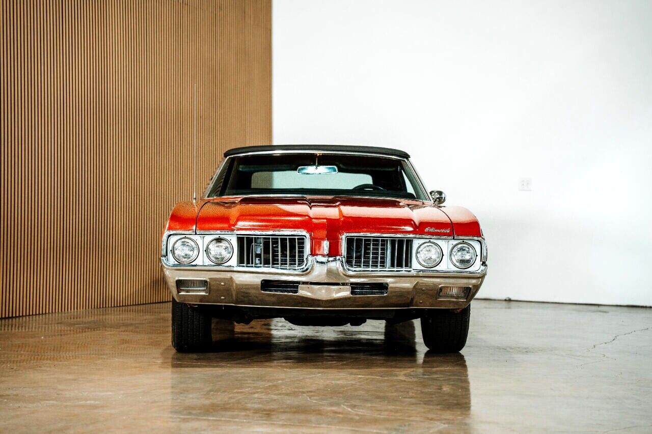 Oldsmobile-Cutlass-1969-Classic-Car-2